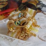 Anillo Sunflower Gold Haute-Couture bordado con rocallas chapadas en oro de 24 quilates y cristales de Swarovski 